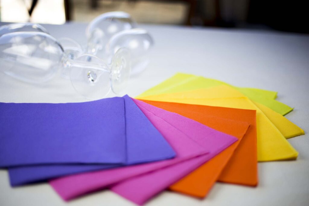 Como poner servilletas de papel en la mesa